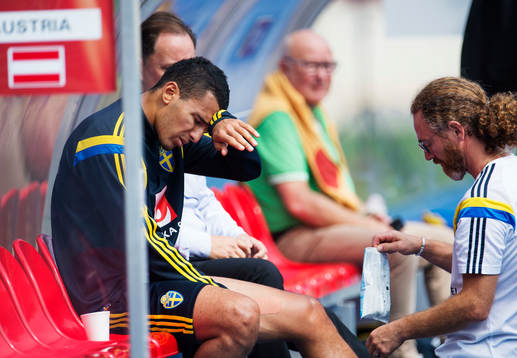 Nabil Bahoui får vård av sjukgymnasten Richard Dahan
