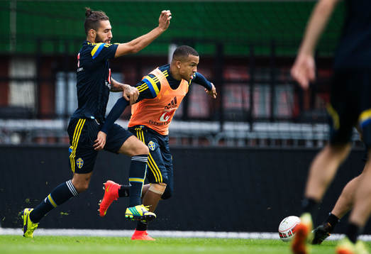 Erkan Zengin och Martin Olsson kämpar om bollen