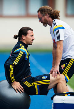 Zlatan Ibrahimovic får hjälp av sjukgymnasten Richard