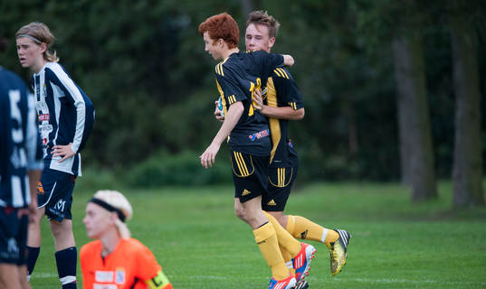 IFK Hässleholms Kevin Zenthio och Theo Ekström  i matchen
