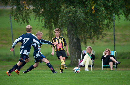 Åskådare njuter i solstolar i matchen för 15-åringar