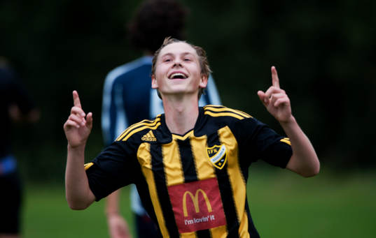 IFK Hässleholms Edvin Nilsson jublar i matchen för