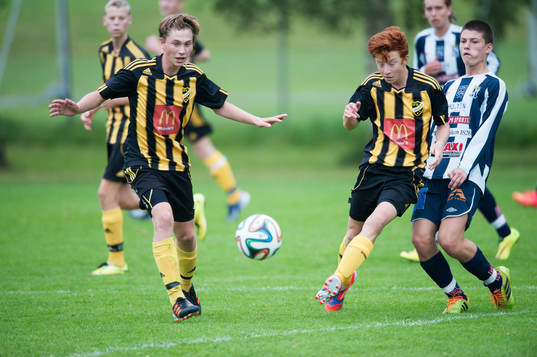 IFK Hässleholms Edvin Nilsson och Kevin Zenthio i matchen