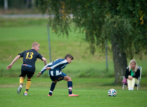 Åskådare i solstol i matchen för 15-åringar mellan IFK