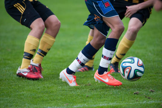 Fotboll Adidas och fotbollsskor Nike  i matchen för