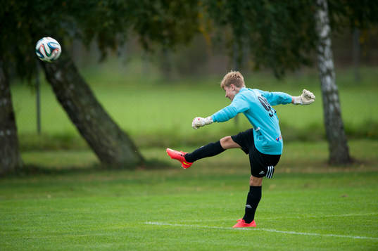 IFK Hässleholms målvakt Elias Ulfvik sparkar in bollen i