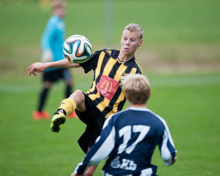 Hög spark, IFK Hässleholms Jakob Svensson  i matchen för
