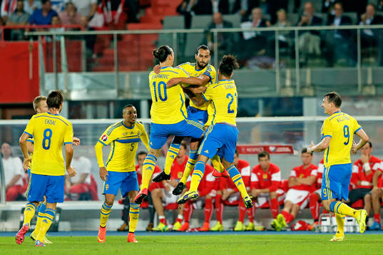 Sveriges Erkan Zengin jublar med Zlatan Ibrahimovic och