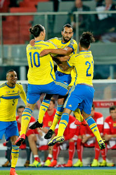 Sveriges Erkan Zengin jublar med Zlatan Ibrahimovic och