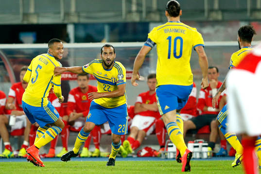 Sveriges Erkan Zengin firas av Martin Olsson och Zlatan
