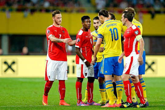 Sveriges Zlatan Ibrahimovic och Österrikes David Alaba i