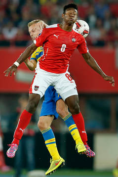 Sveriges Sebastian Larsson och Österrikes David Alaba i