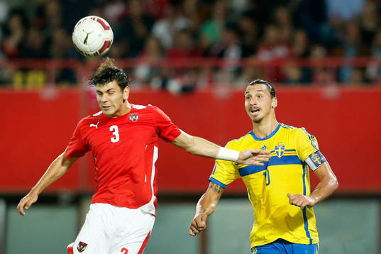 Österrikes Aleksandar Dragovic nickar undan framför