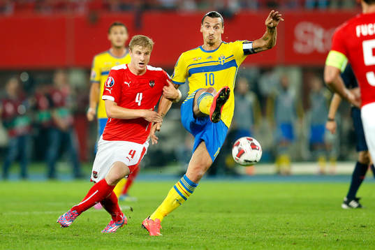 Sveriges Zlatan Ibrahimovic jagas av Österrikes Martin