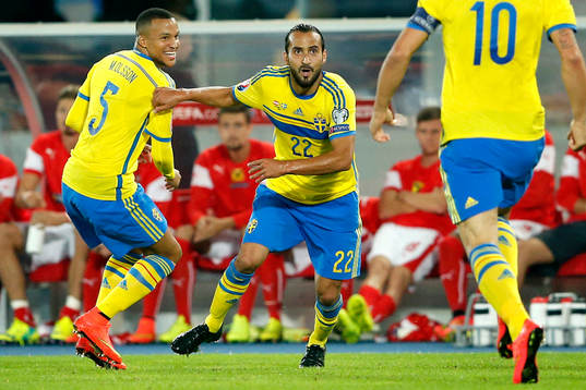 Sveriges Erkan Zengin firas av Martin Olsson och Zlatan