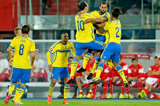 Sveriges Erkan Zengin jublar med Zlatan Ibrahimovic och