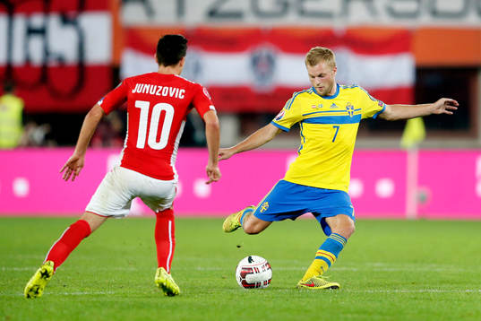 Sveriges Sebastian Larsson och Österrikes Zlatko Junuzovic