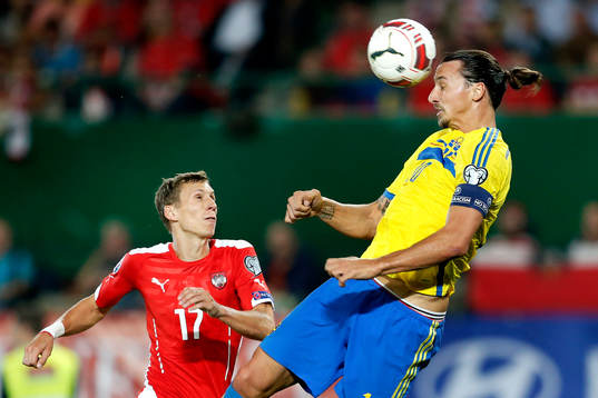 Sveriges Zlatan Ibrahimovic nickar framför Österrikes