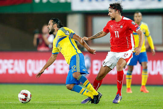 Sveriges Erkan Zengin får sig en smäll av Österrikes