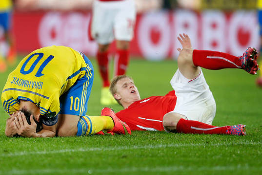 Sveriges Zlatan Ibrahimovic får frispark