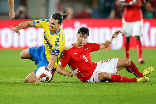 Sveriges Zlatan Ibrahimovic faller