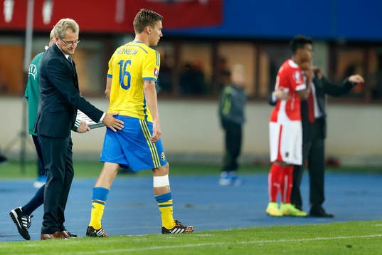 Sveriges förbundskapten Erik Hamrén klappar Pontus