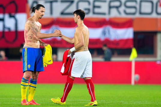 Sveriges Zlatan Ibrahimovic byter tröja med Österrikes