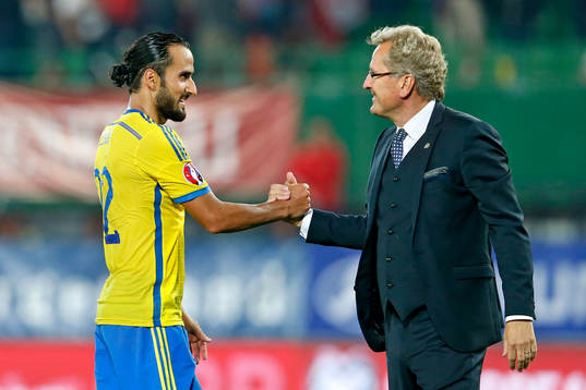 Sveriges Erkan Zengin tackas av förbundskapten Erik Hamrén