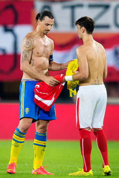 Sveriges Zlatan Ibrahimovic byter tröja med Österrikes