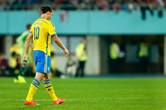 Sveriges Zlatan Ibrahimovic går av plan