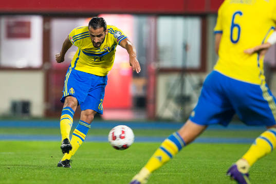 Sveriges Erkan Zengin skjuter in kvitteringen för Sverige