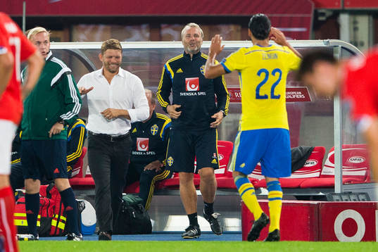 Sveriges Erkan Zengin gratuleras av players manager Marcus