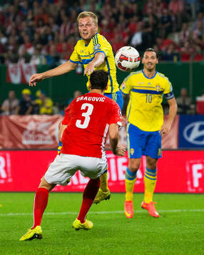Sveriges Sebastian Larsson med en nick förbi Österrikes