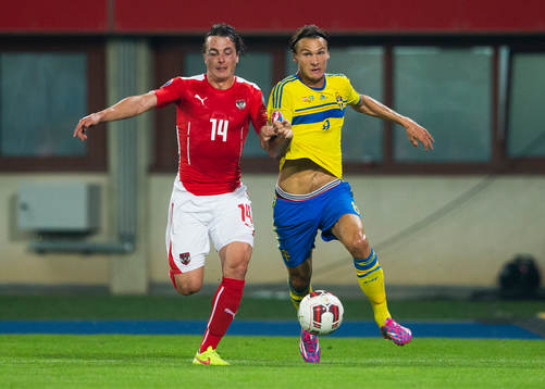 Österrikes Julian Baumgartlinger i kamp om bollen med