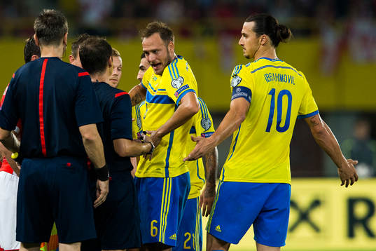 Sveriges Andreas Granqvist och Zlatan Ibrahimovic reagerar
