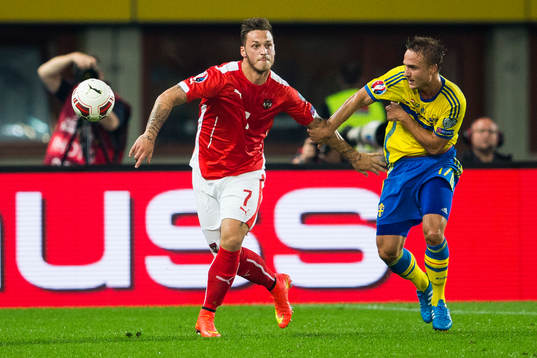 Österrikes Marko Arnautovic och Sveriges Pierre Bengtsson