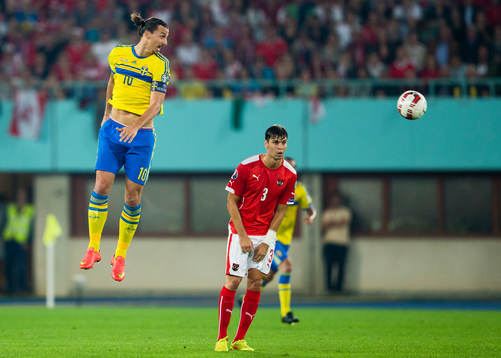 Sveriges Zlatan Ibrahimovic med en nick förbi Österrikes