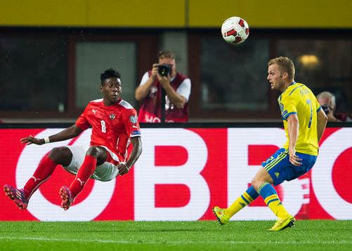 Österrikes David Alaba och Sveriges Pierre Bengtsson