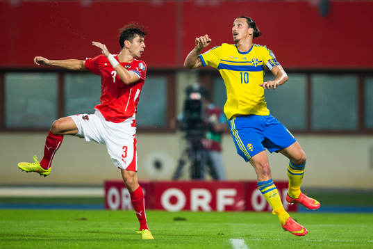Österrikes Aleksandar Dragovic och Sveriges Zlatan