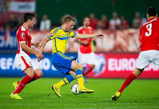 Österrikes Zlatko Junuzovic jagar Sveriges Sebastian