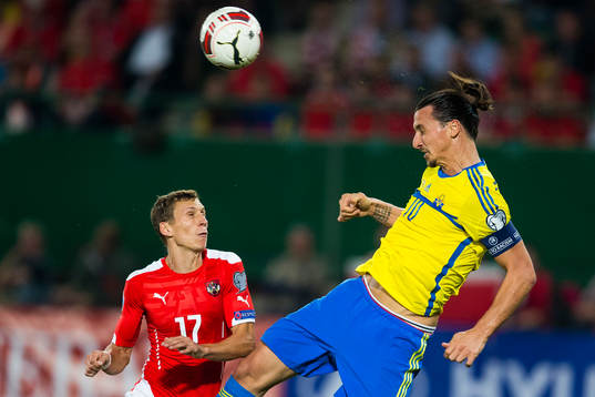 Sveriges Zlatan Ibrahimovic med en nick förbi Österrikes