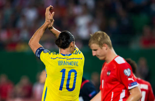 Sveriges Zlatan Ibrahimovic applåderar