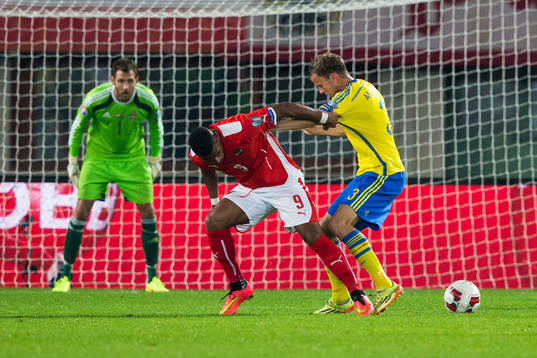 Österrikes Rubin Okotie i en närkamp med Sveriges Mikael