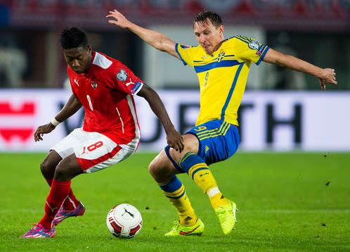 Österrikes David Alaba och Sveriges Kim Källström