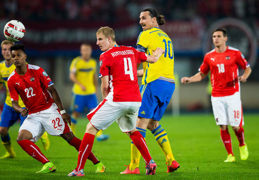 Österrikes Martin Hinteregger och Sveriges Zlatan