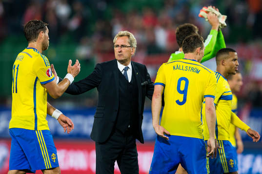 Sveriges förbundskapten Erik Hamrén (m) tackar Sveriges