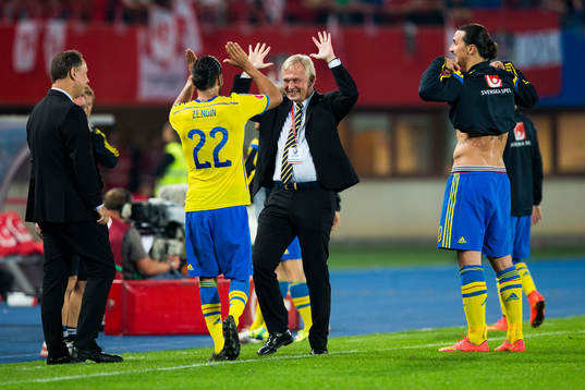 Sveriges Erkan Zengin blir gratulerad av Sveriges