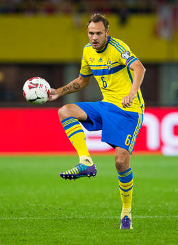 Sveriges Andreas Granqvist med bollen