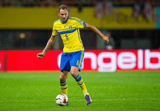 Sveriges Andreas Granqvist med bollen