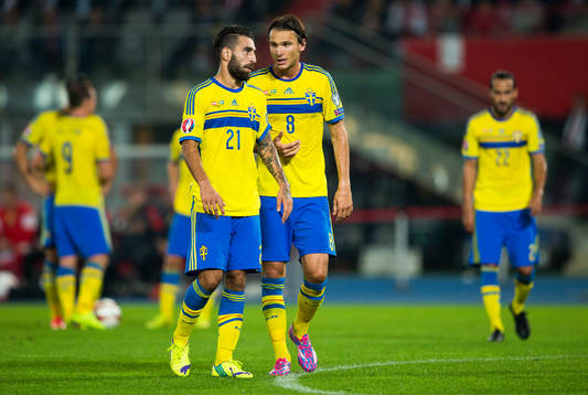 Sveriges Jimmy Durmaz och Albin Ekdal samtalar